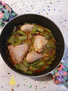 Una foto de Pollo a la cerveza con judías verdes