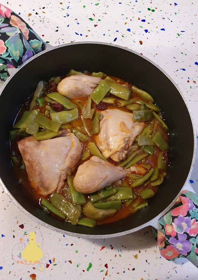 Una foto de Pollo a la cerveza con judías verdes