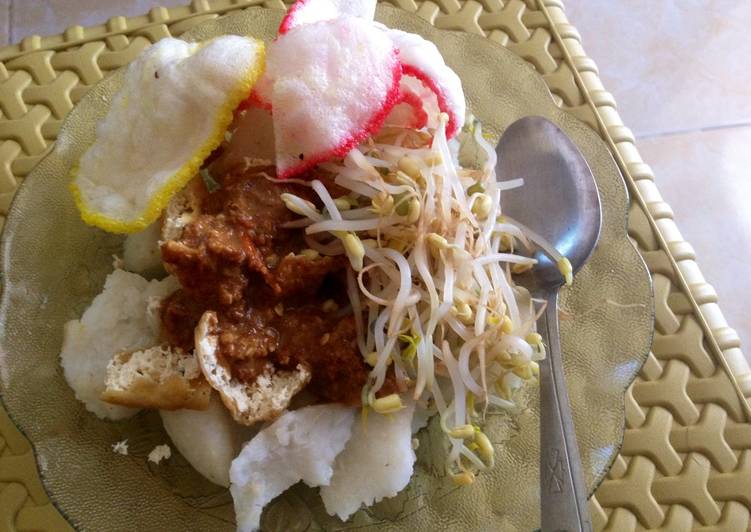 Tahu lontong siram sambel kacang