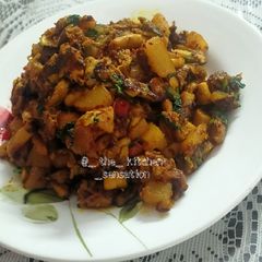 A picture of Mushroom potato stir-fry in mustard paste.