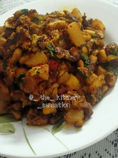 A picture of Mushroom potato stir-fry in mustard paste.