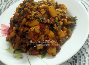 A picture of Mushroom potato stir-fry in mustard paste.