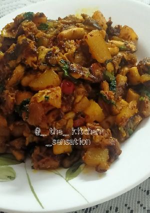 A picture of Mushroom potato stir-fry in mustard paste.