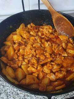 Una foto de Pollo con patatas y tomate