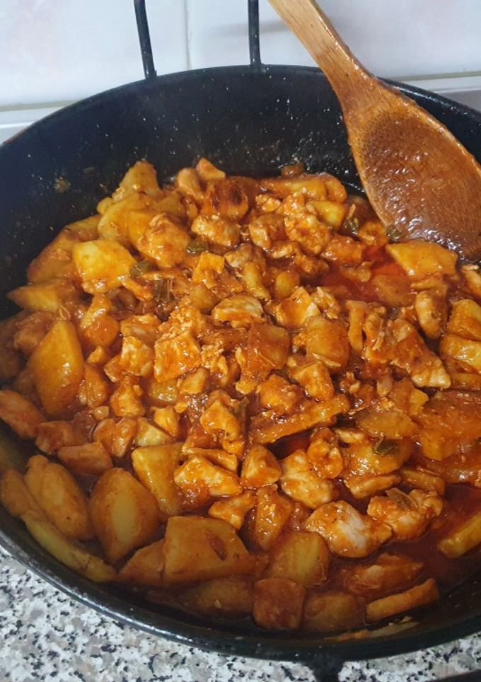 Una foto de Pollo con patatas y tomate