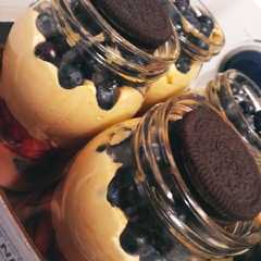 Una foto de Shot dulce Crema Moka, frutillas, arándanos, oreo