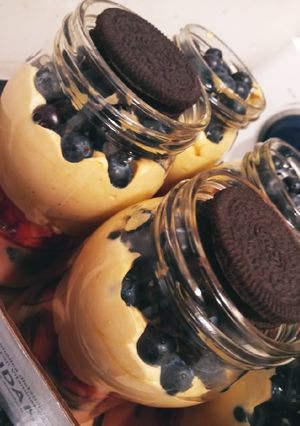 Una foto de Shot dulce Crema Moka, frutillas, arándanos, oreo