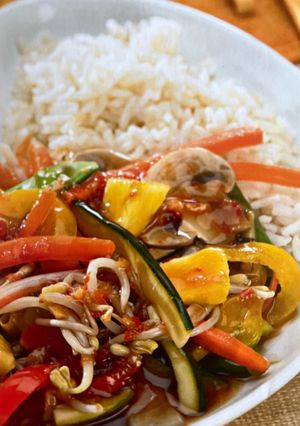 Zdjęcie przepisu Ryż z warzywami gotowanymi na parze z sosem słodko-kwaśnym (Książka Thermomix).