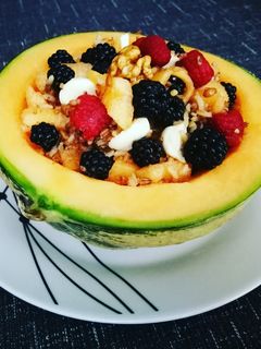 Una foto de Postre de frutas del bosque con quinoa integral- fácil