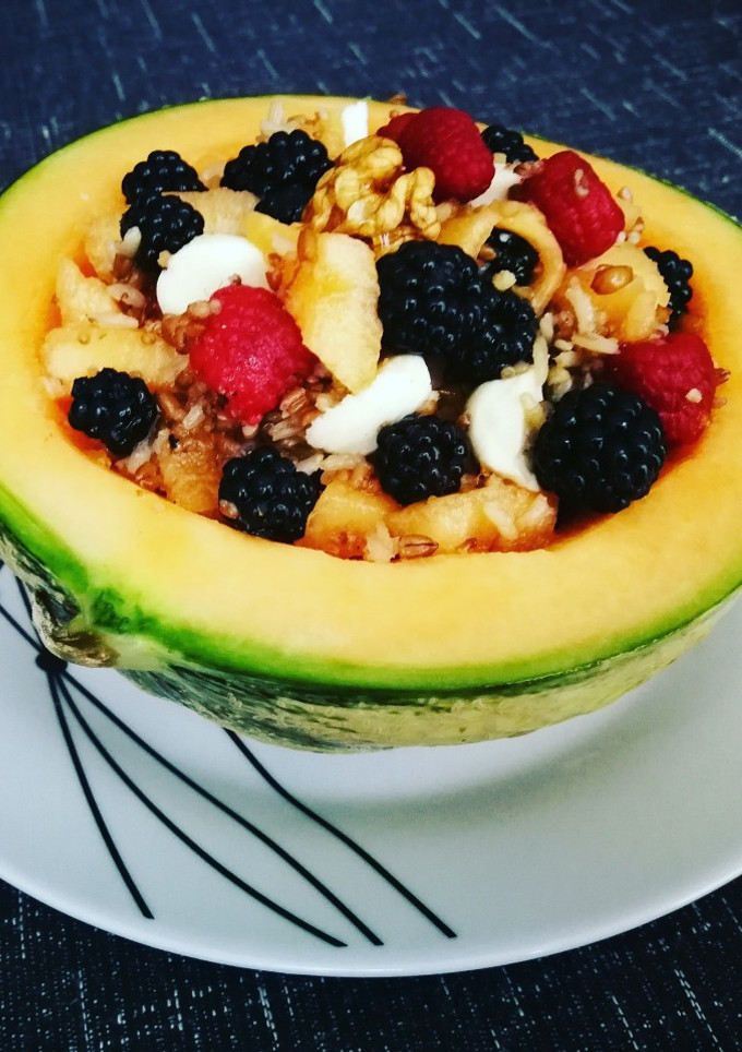 Una foto de Postre de frutas del bosque con quinoa integral- fácil