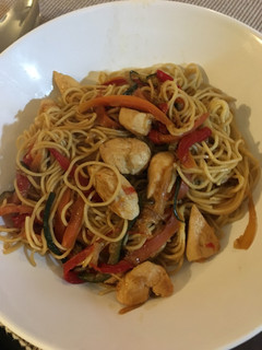 Una foto de Noodles de huevo con verduras y pollo
