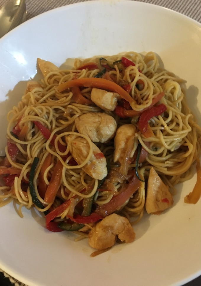 Una foto de Noodles de huevo con verduras y pollo