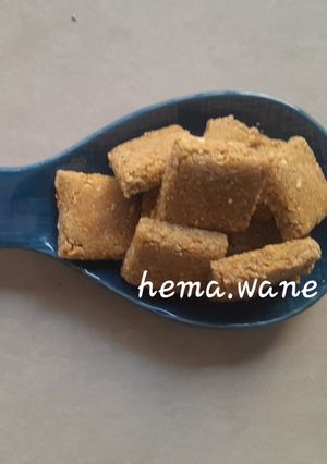 A picture of Til vadi or Seasame chikki.