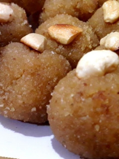 தேங்காய் லட்டு (thengai laddu recipe in tamil) செய்முறை முக்கிய புகைப்படம்
