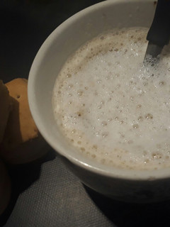 Una foto de Café con leche espumoso (lágrima)