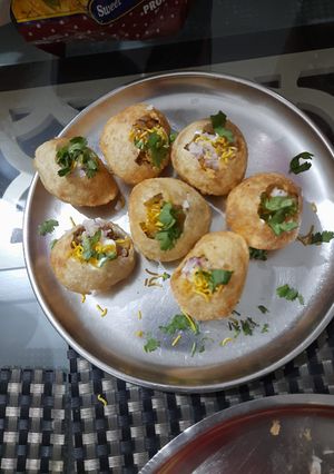 A picture of Sev puri.