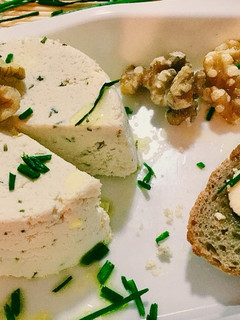Una foto de Queso fresco casero con kéfir y especias