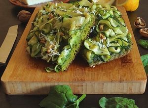 Foto di Focaccia di spinaci e il suo pesto con cacioricotta zucchine tajin e limone confit