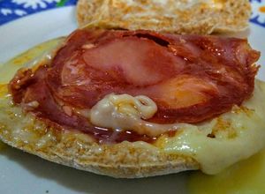 Una foto de CALIENTICOS de Pan Pita con Chorizo y Queso Mozzarella...!