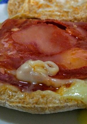 Una foto de CALIENTICOS de Pan Pita con Chorizo y Queso Mozzarella...!