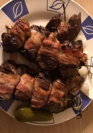 Csirkemáj bacon-be tekerve, rozmaring nyárson recept fotója