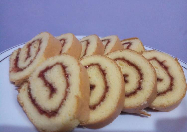 Bolu gulung selai strawberry