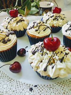 Una foto de Cupcakes con Dulce de Leche y Crema Chantilly Para Mamá ❤️