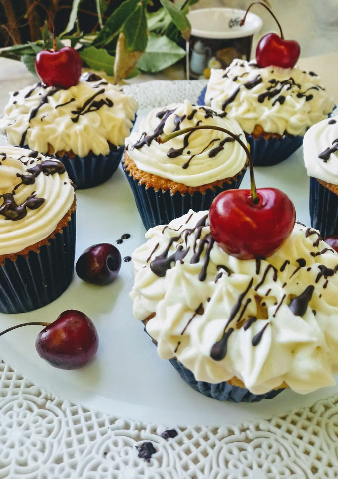 Una foto de Cupcakes con Dulce de Leche y Crema Chantilly Para Mamá ❤️