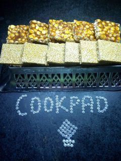 તલ દાળિયા ની ચીકી (Til Daliya Chikki Recipe In Gujarati) રેસીપી મુખ્ય ફોટો