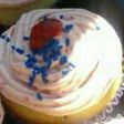 Cupcake de vainilla con crema de frutillas