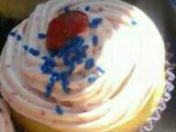 Cupcake de vainilla con crema de frutillas