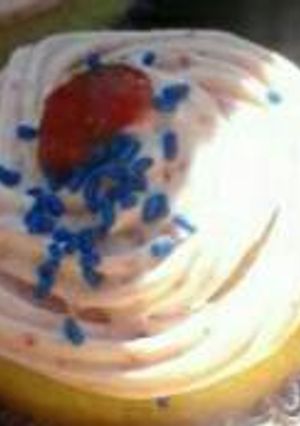 Una foto de Cupcake de vainilla con crema de frutillas