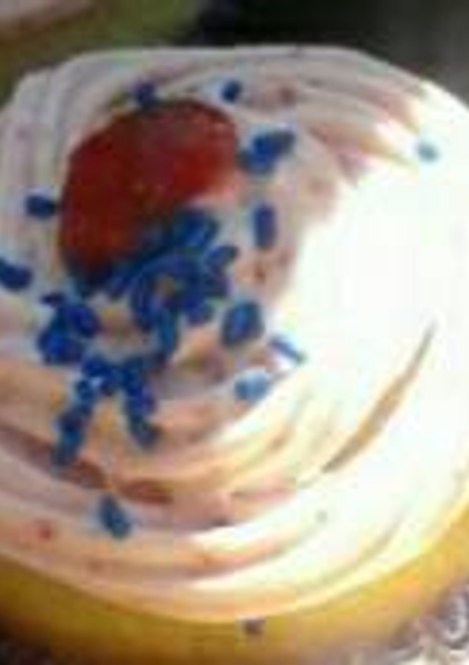 Una foto de Cupcake de vainilla con crema de frutillas