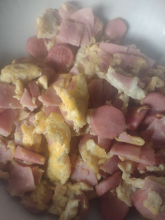 Una foto de Huevos revueltos con salchicha y jamón #Desayuno favorito de mi niño😍😍