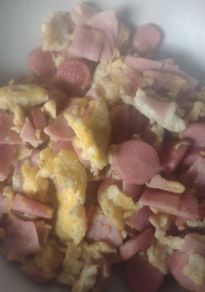 Una foto de Huevos revueltos con salchicha y jamón #Desayuno favorito de mi niño😍😍