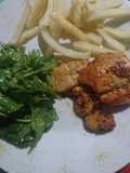 Presas De Pollo Con Rúcula Y Papas Fritas