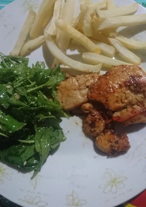 Una foto de Presas De Pollo Con Rúcula Y Papas Fritas
