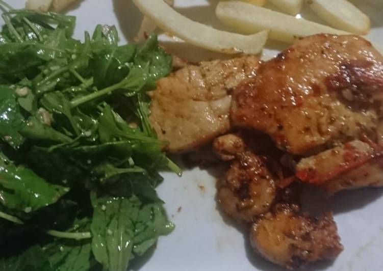 Presas De Pollo Con Rúcula Y Papas Fritas