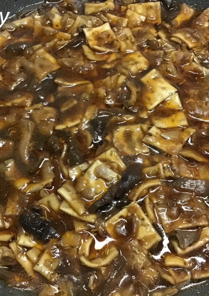 Una foto de Gazpachos de pollo con boletus