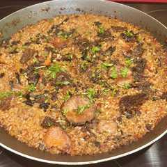 Una foto de Arroz de setas con morcilla
