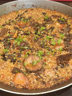 Una foto de Arroz de setas con morcilla