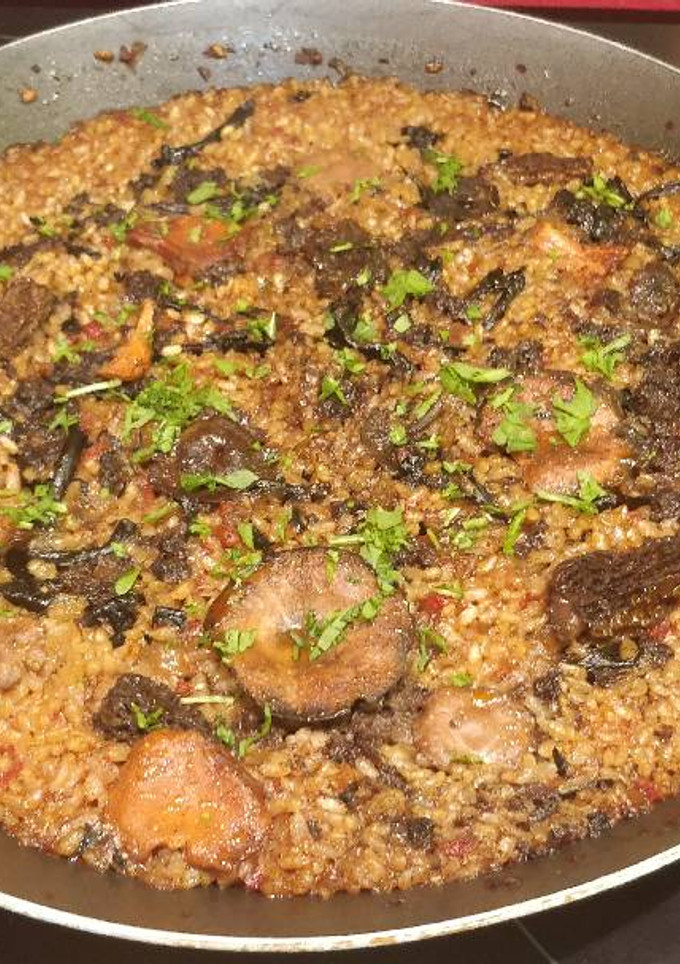 Una foto de Arroz de setas con morcilla