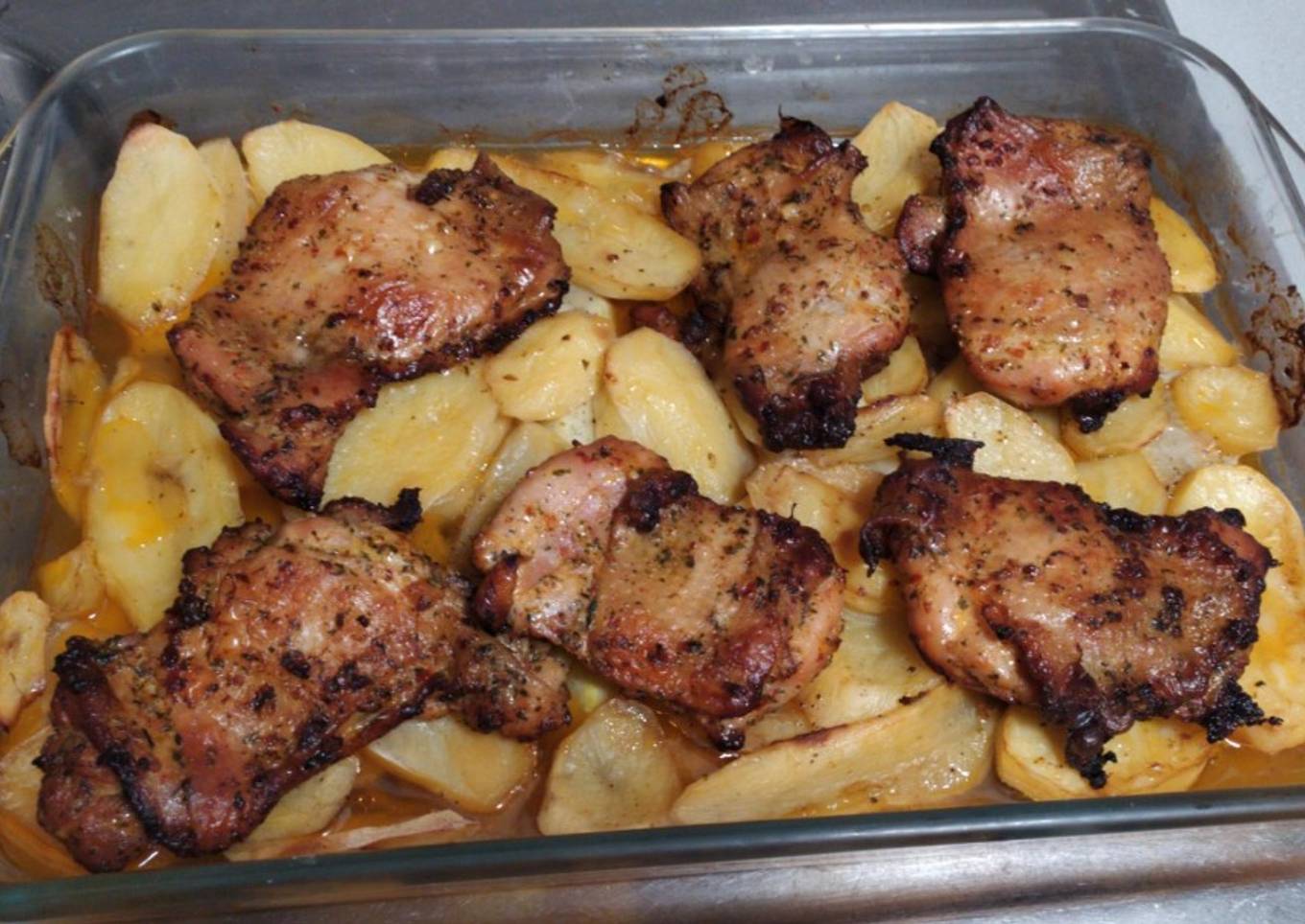Contramuslos de pollo marinado con patatas, berenjena, calabacín