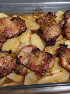 Una foto de Contramuslos de pollo marinado con patatas, berenjena, calabacín