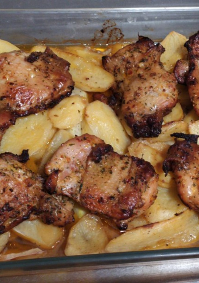 Una foto de Contramuslos de pollo marinado con patatas, berenjena, calabacín