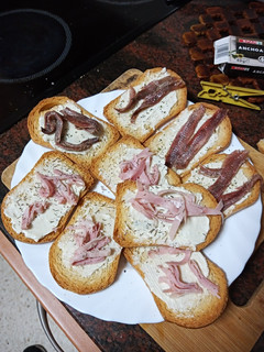 Una foto de Tostas de queso gorgonzola con anchoas y jamón cocido