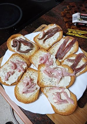 Una foto de Tostas de queso gorgonzola con anchoas y jamón cocido