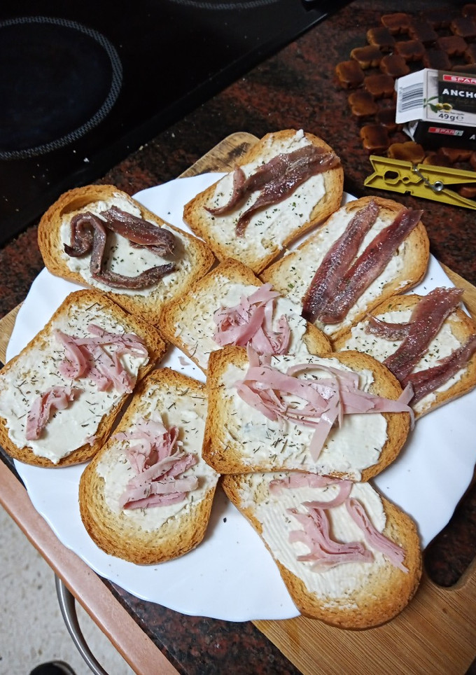 Una foto de Tostas de queso gorgonzola con anchoas y jamón cocido