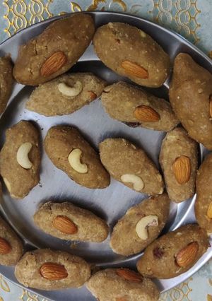 पिन्नी (Pinni recipe in hindi) रेसिपी मुख्य फोटो
