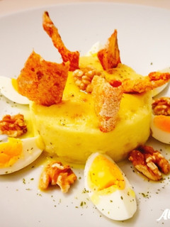 Una foto de Atascaburras con alioli de curry gratinado y chips de bacalao